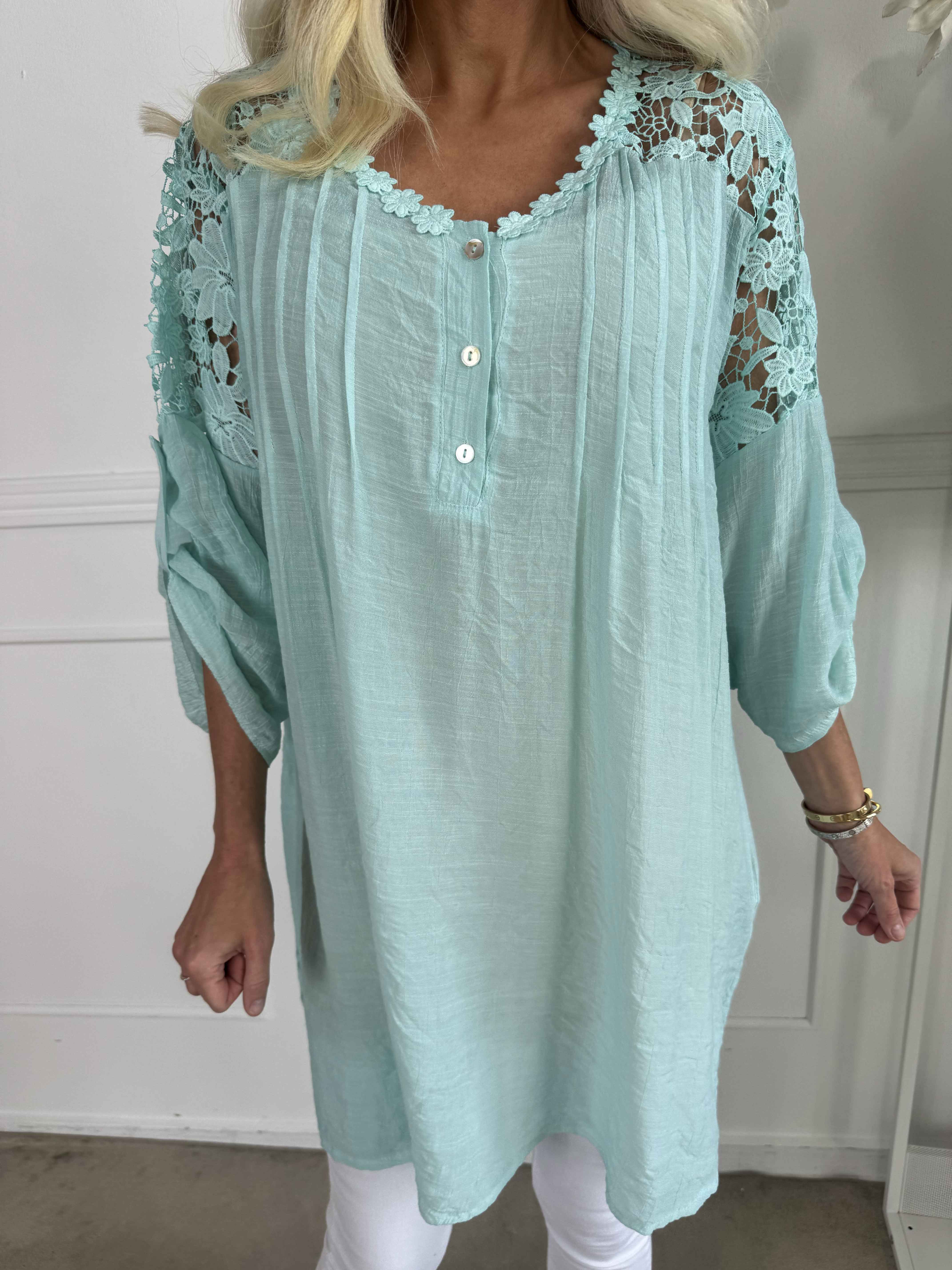 Rosalie - Sød feminin tunika med broderet ryg